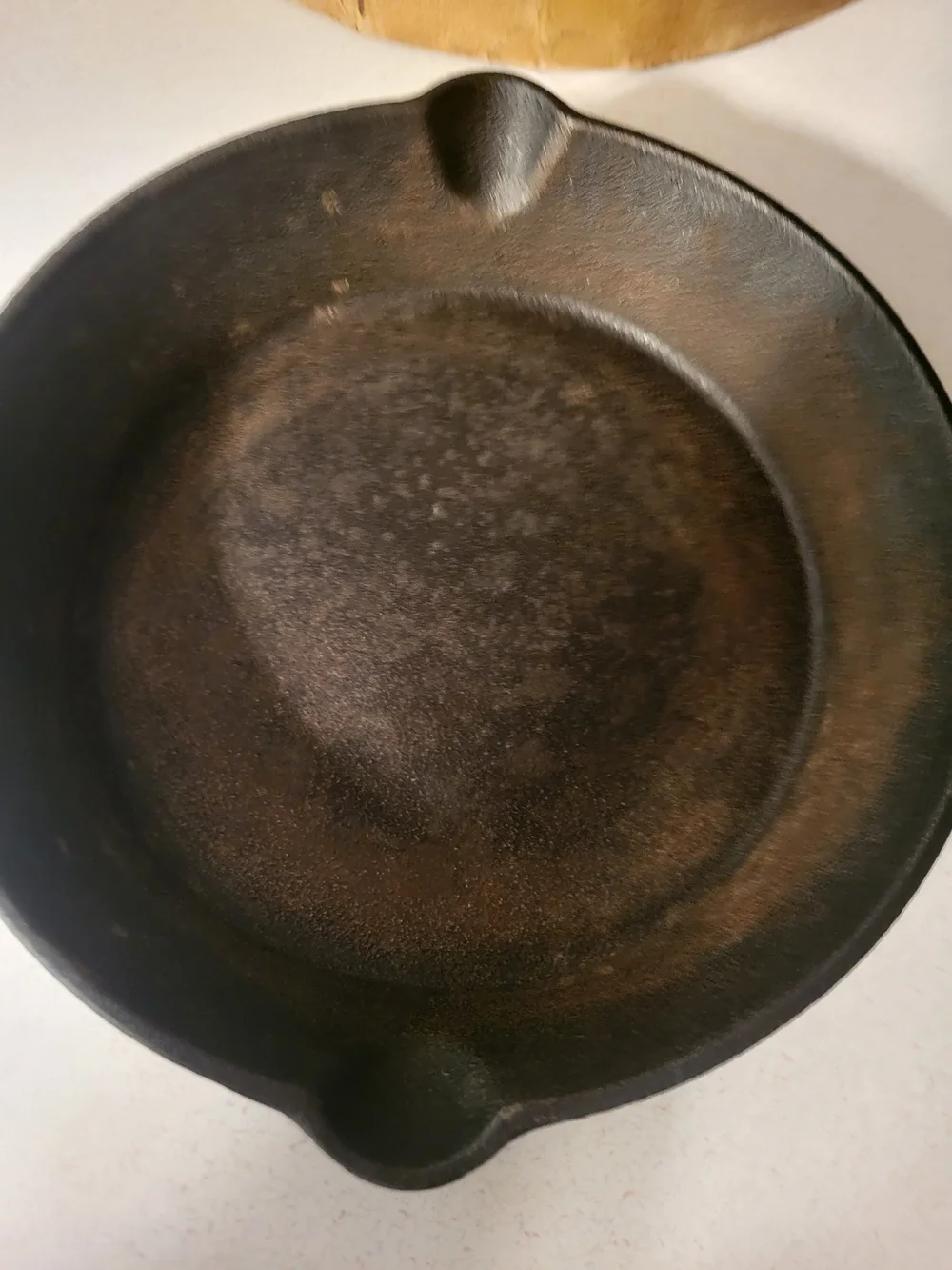 Cast Iron Skillet with Pour Spouts - Black